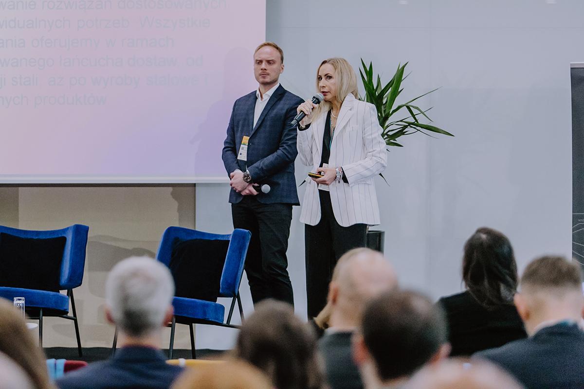 Agnieszka Głębicka i Adam Świniarski zaprezentowali rozwiązania ArcelorMittal na każdym etapie budowy.