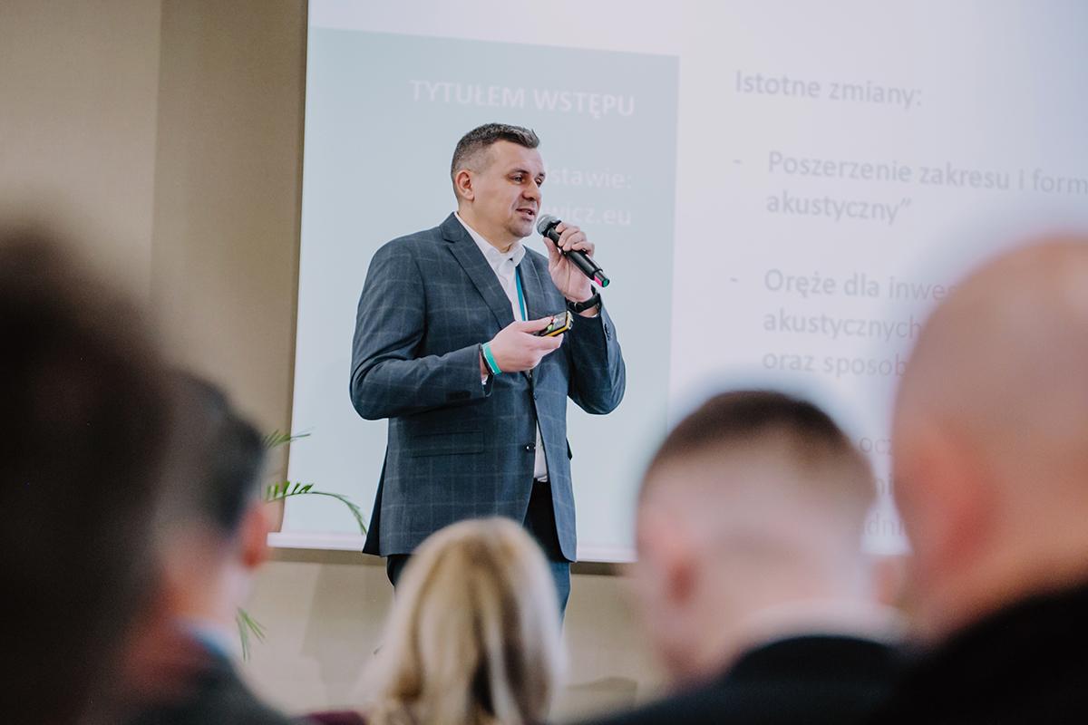 O najlepszych sposobach na wyciszenie w kontekście akustyki budynków opowiedział Bartosz Grelewski z Isolgomma.