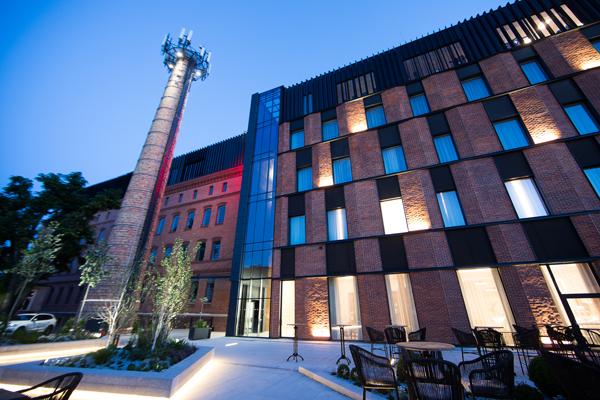 Multifunkcjonalna przestrzeń w fabryce fortepianów