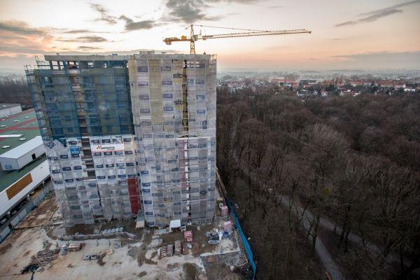 W Poznaniu pnie się w górę wieżowiec Red Park