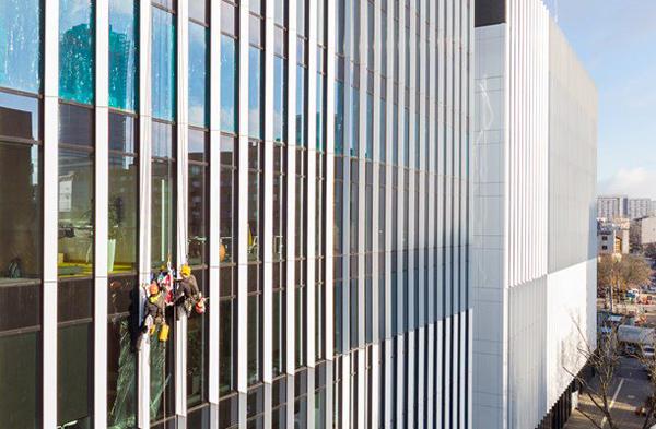 Skanska testuje innowacyjne panele słoneczne