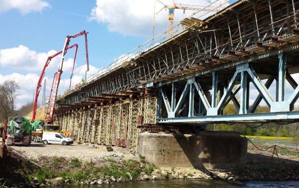 Rośnie nowy most nad Nysą Łużycką