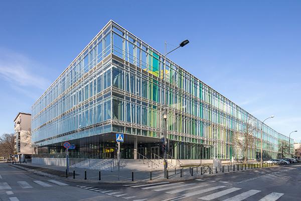 Miedź i podwójna skóra. Hochtief zbudował budynek uczelni dla językoznawców