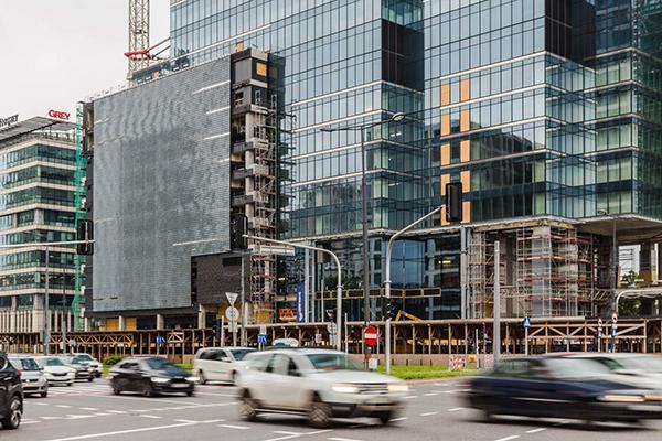 Biurowiec Warsaw Unit obrasta w smoczą skórę